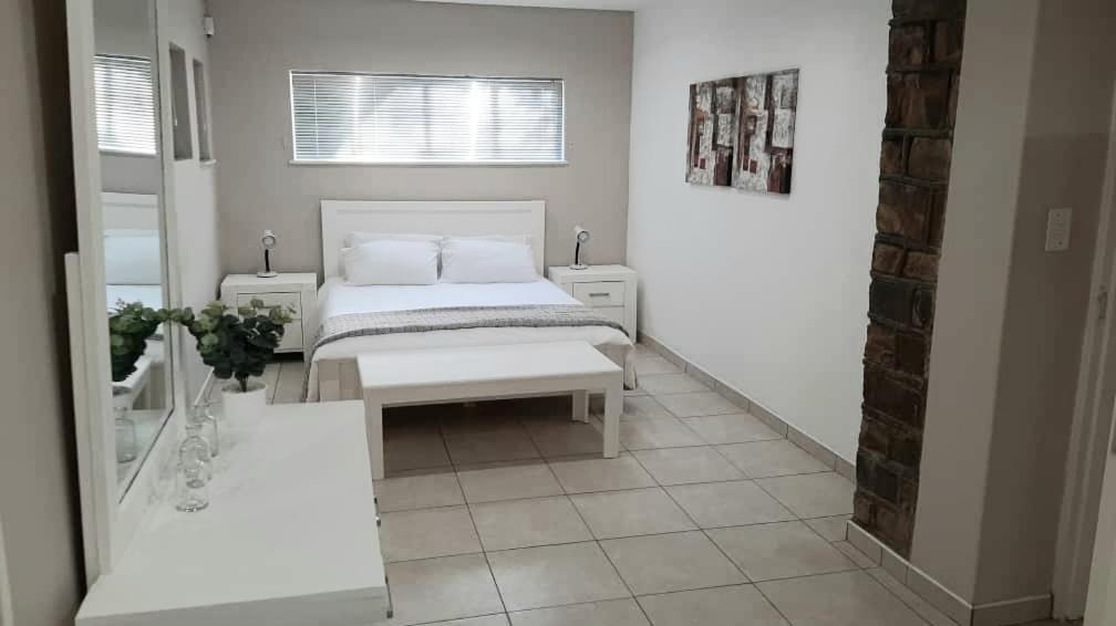 Feather Self Catering Accommodation Windhoek Exteriör bild