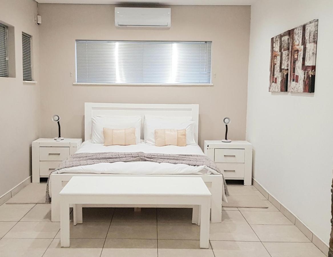 Feather Self Catering Accommodation Windhoek Exteriör bild